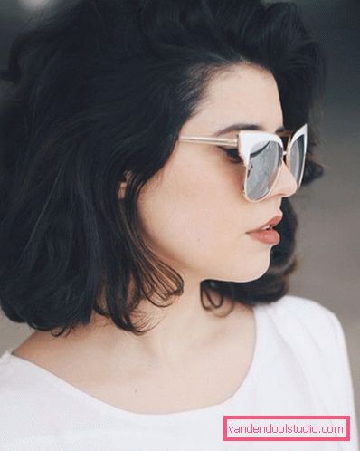 Bob bob na kręcone włosy z brunetkami