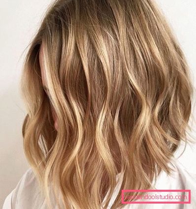 Shatush na kręconych blond włosach średniej długości