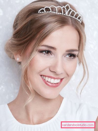 Fryzury ślubne z tiarą