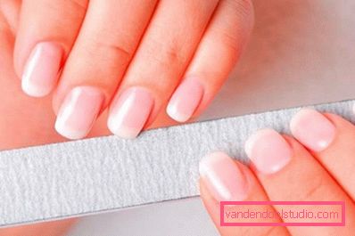 Zły manicure to jeden z powodów pojawienia się plam na paznokciach dziewcząt Zły manicure to jeden z powodów pojawienia się plam na paznokciach dziewcząt