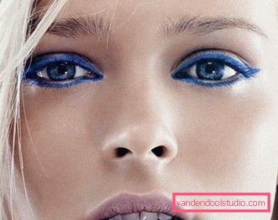 blondynka z niebieskimi strzałkami