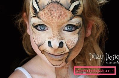dziewczyna namalowana pod żyrafą