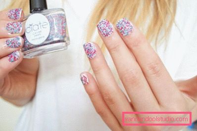 dziewczyna z manicure kawior