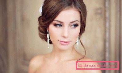 delikatny makijaż na twarzy modelki