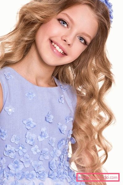 Piękne fryzury dla dziewczynek z obręczą z własnymi rękami - zdjęcie