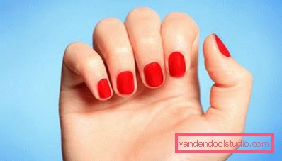 czerwony manicure