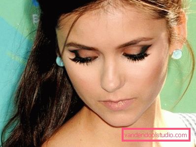 Nina Dobrev z wieczornym makijażem oczu
