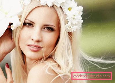 blondynka z wieńcem