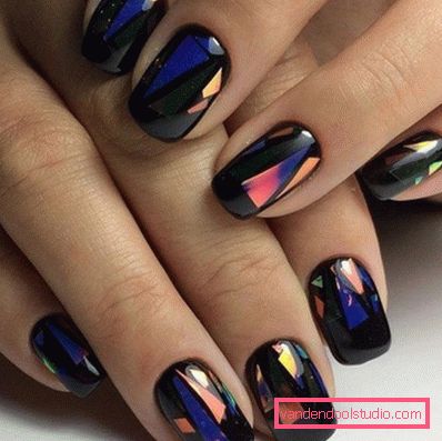 Modny czarny manicure