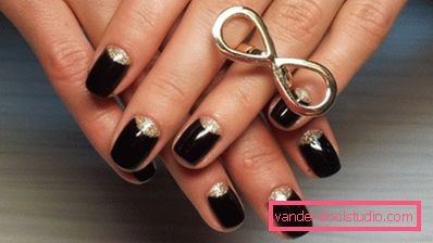 Modny czarny manicure