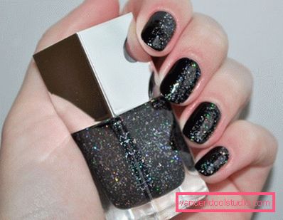 Modny czarny manicure