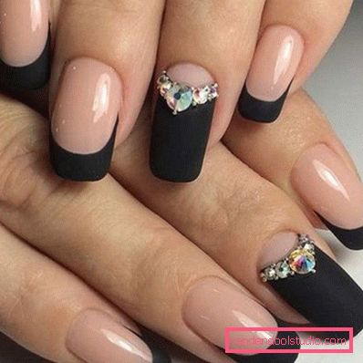 Modny czarny manicure