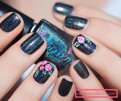 Modny czarny manicure