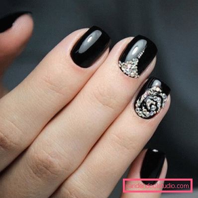 Modny czarny manicure