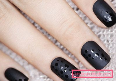 Modny czarny manicure