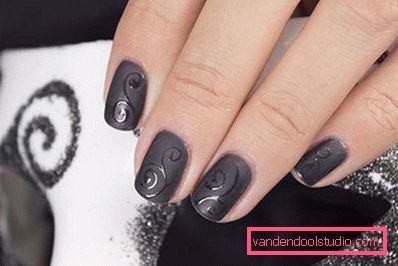 Modny czarny manicure