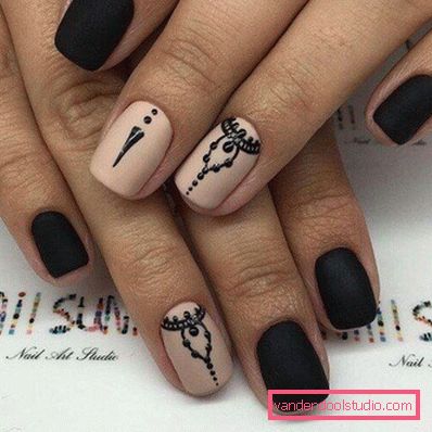Modny czarny manicure