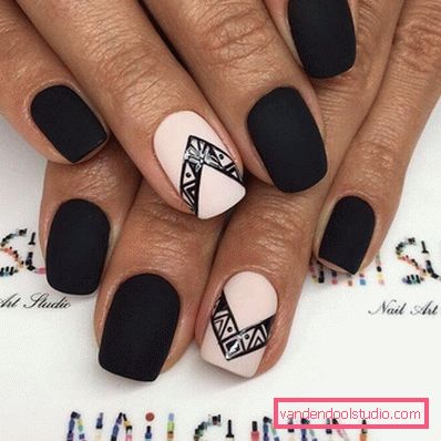 Modny czarny manicure