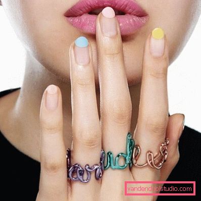 Niesamowity „nagi” manicure w stylu „negatywnej przestrzeni” 2019-2020