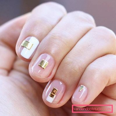 Niesamowity „nagi” manicure w stylu „negatywnej przestrzeni” 2019-2020