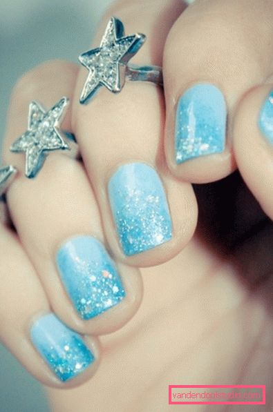 Piękny niebieski manicure - zdjęcie