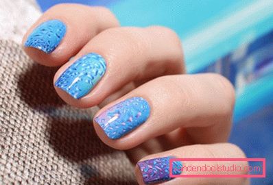 Piękny niebieski manicure - zdjęcie