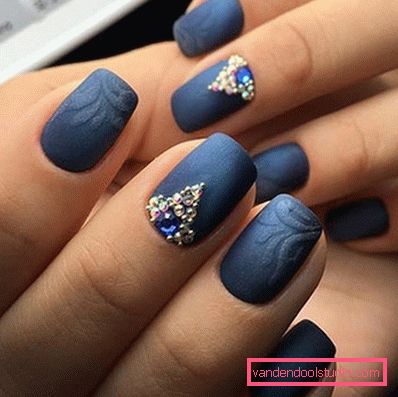 Wspaniały manicure z cyrkoniami 2019-2020