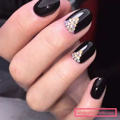 Wspaniały manicure z cyrkoniami 2019-2020