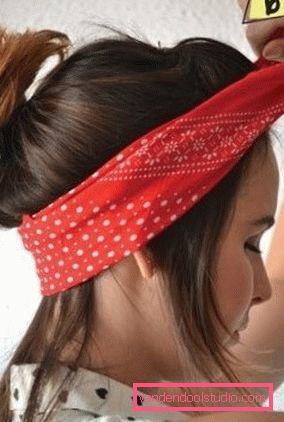 Popularne letnie fryzury z jasnymi akcesoriami