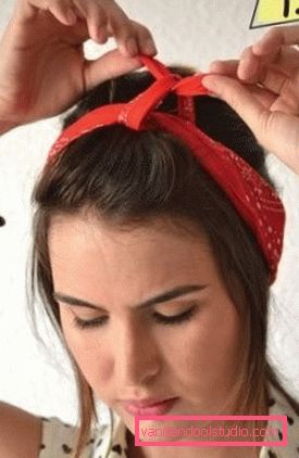 Popularne letnie fryzury z jasnymi akcesoriami