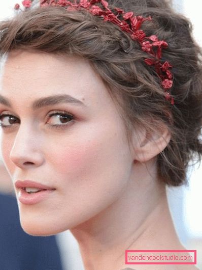 Popularne letnie fryzury z jasnymi akcesoriami