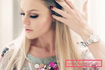 blondynka z świątecznym makijażem