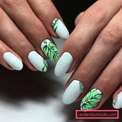 Delikatny lekki manicure 2019-2020