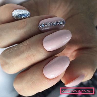 Delikatny lekki manicure 2019-2020