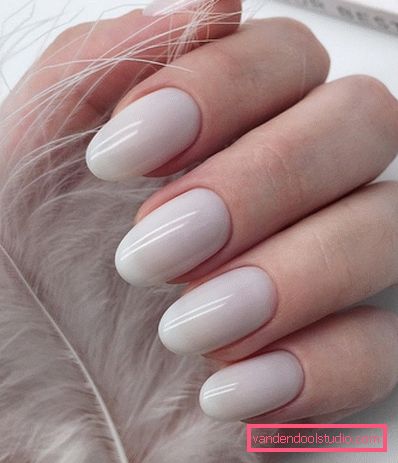 Delikatny lekki manicure 2019-2020