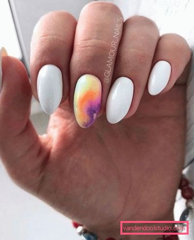 Delikatny lekki manicure 2019-2020