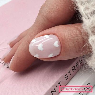Delikatny lekki manicure 2019-2020