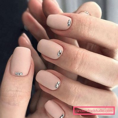 Delikatny lekki manicure 2019-2020