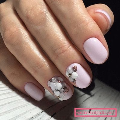 Delikatny lekki manicure 2019-2020