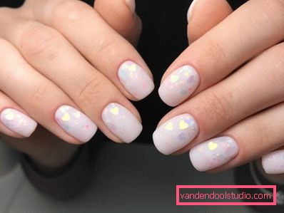 Delikatny lekki manicure 2019-2020