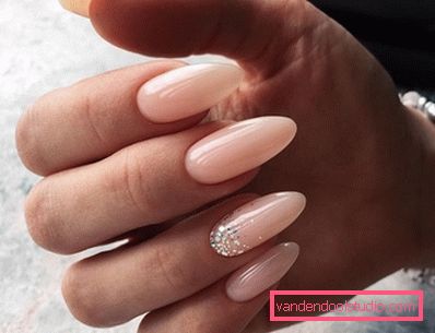 Delikatny lekki manicure 2019-2020