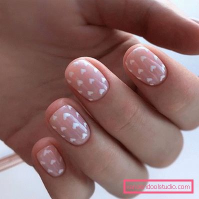 Delikatny lekki manicure 2019-2020