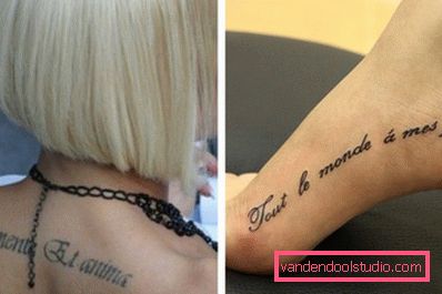 Tatuaż w formie napisów na plecach i stopach