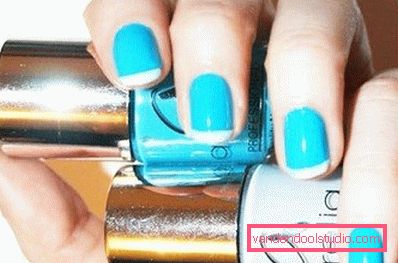 biały i niebieski manicure