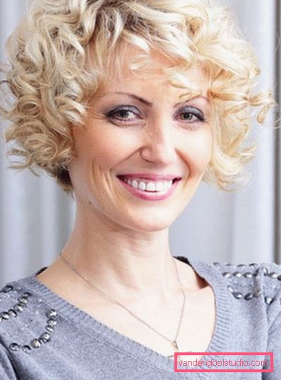 Krótkie fryzury damskie do włosów kręconych
