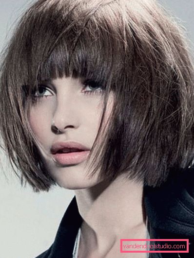Damskie fryzury do średnich włosów bez stylizacji