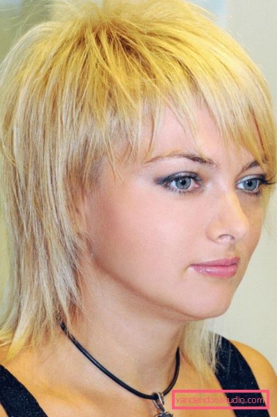 Damskie fryzury do średnich włosów bez stylizacji